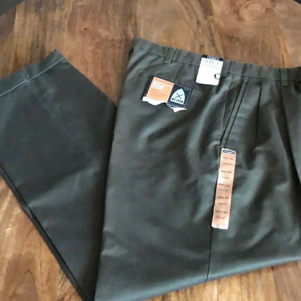 Haggar Men’s Pants Deep Black Size 32x 30 Chino Khaki Non Iron color forest